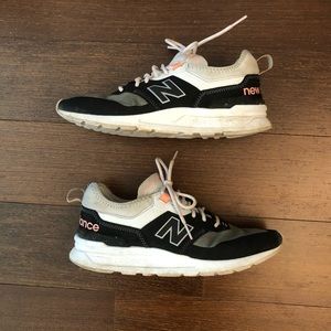 New Balance 997H women’s sneaker with pink, grey, and white